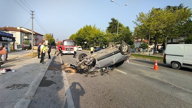 Kontrolden Çıkan Otomobil Durağa Girdi: 1 Ölü, 3 Yaralı