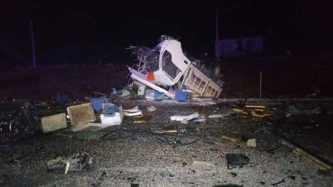 Arı Yüklü Kamyonla Otomobil Çarpıştı: 4 Ölü, 3 Yaralı