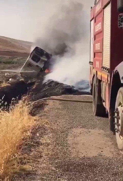 Siirt’te Minibüs Alev Aldı, 2 Kişi Yanmaktan Son Anda Kurtuldu