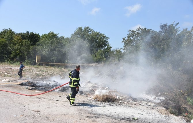 Yakılan Çöp Rüzgarın Etkisiyle Otomobil Lastiklerine Sıçradı