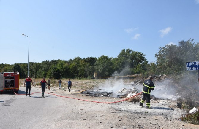 Yakılan Çöp Rüzgarın Etkisiyle Otomobil Lastiklerine Sıçradı