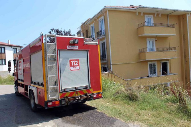 Binaların Arasında Çıkan Ot Yangını Paniğe Neden Oldu