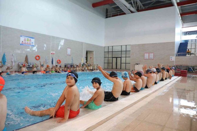 Bin 500 Sporcu Yüzme Öğreniyor