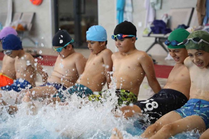 Bin 500 Sporcu Yüzme Öğreniyor