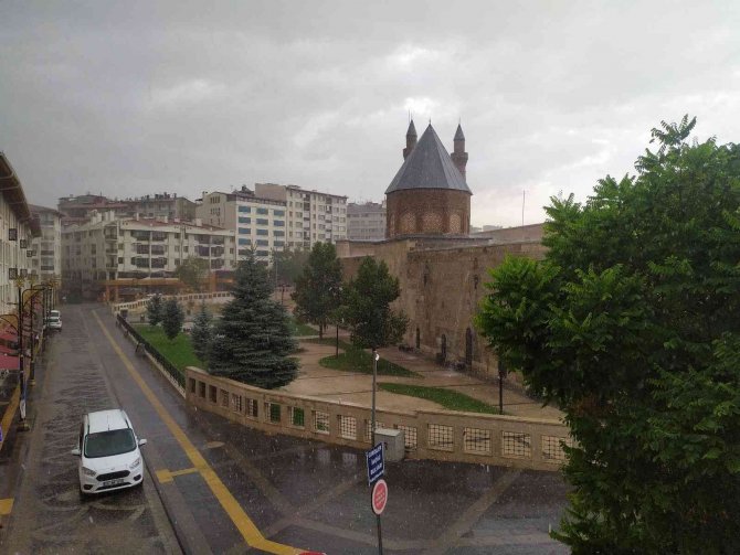 Sivas’ta Kuvvetli Sağanak Etkili Oldu