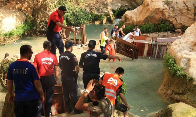 Vadideki Suyun Altında Devasa Kayaya Sıkışıp Ölen Çocuğu Kurtarma Çalışması Sürüyor