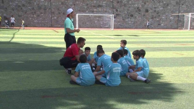 Ümraniye’de 3’üncü ‘Minik Kramponlar Futbol Turnuvası’ Düzenlendi