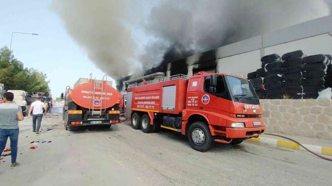 İ̇plik Fabrikasındaki Yangına 2 Saattir Müdahale Ediliyor