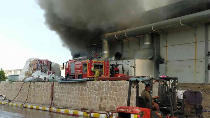 İ̇plik Fabrikasındaki Yangına 2 Saattir Müdahale Ediliyor