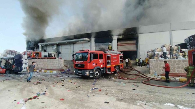 İ̇plik Fabrikasındaki Yangına 2 Saattir Müdahale Ediliyor