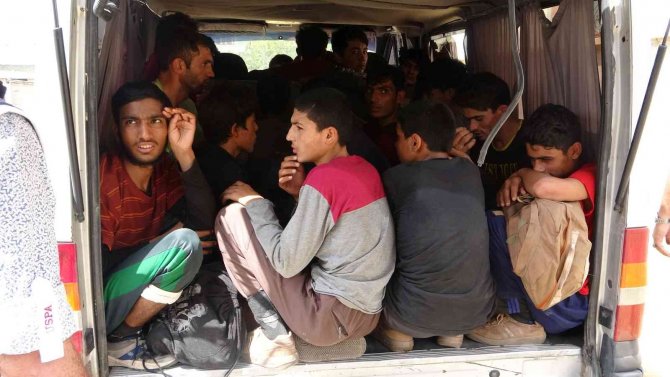 Van’da 10 Kişilik Minibüste 20 Düzensiz Göçmen Yakalandı