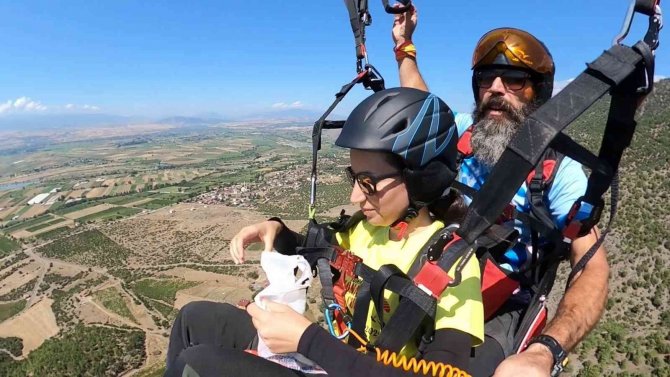 Ünlü Yapraktan Pişirilen Sarmayı Havada Süzülürken Tattılar