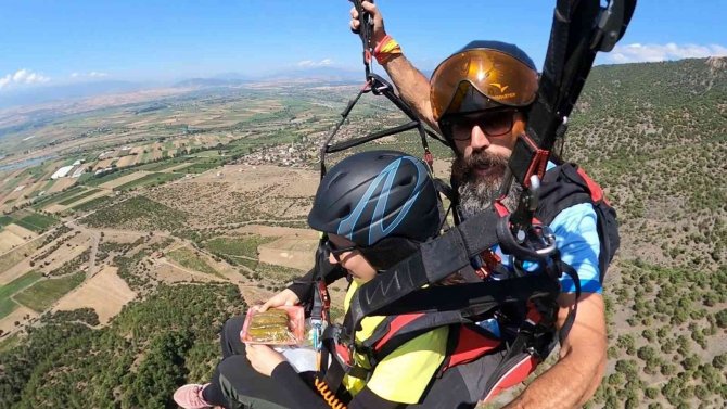 Ünlü Yapraktan Pişirilen Sarmayı Havada Süzülürken Tattılar