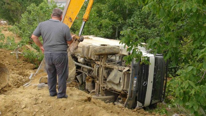 Devrilen Kamyondan Canını Kurtarmak İçin Atlarken Altında Kaldı