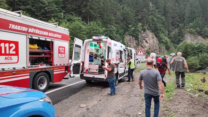 Trabzon’da Araç Dereye Yuvarlandı: 6 Yaralı