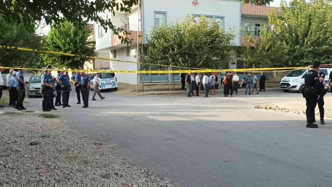 Yaşlı Adam Sokak Ortasında Bıçaklandı