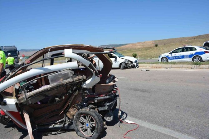 Otomobille Çarpışan Elektrikli Mopetin Sürücüsü Hayatını Kaybetti