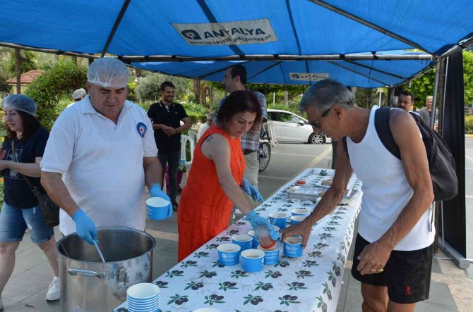 Büyükşehir Aşure İkramlarını Sürdürdü