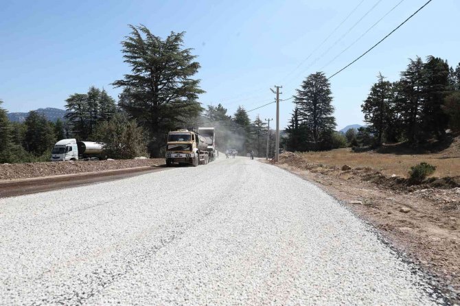 Antalya’yı Kırsaldan Kumluca’ya Bağlayan Yolda Asfalt Çalışması