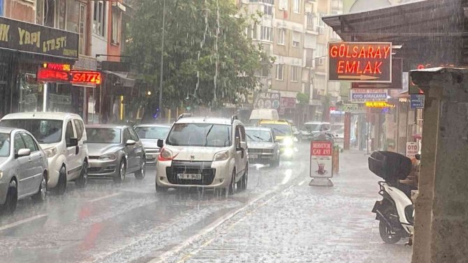 Sağanak Yağış Balıkesir’de Etkili Oldu