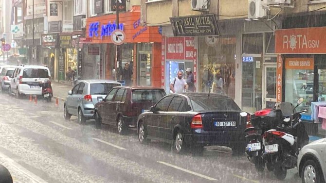 Sağanak Yağış Balıkesir’de Etkili Oldu