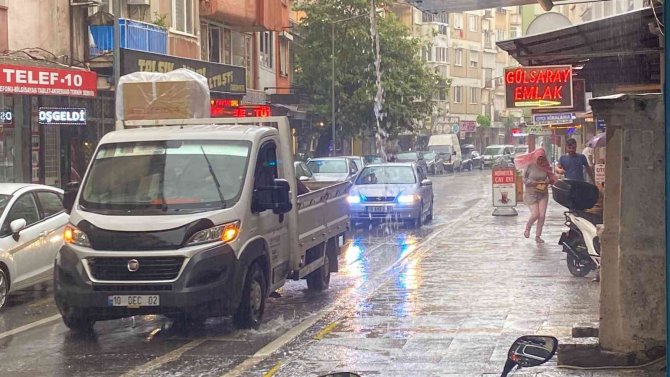 Sağanak Yağış Balıkesir’de Etkili Oldu