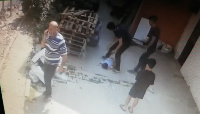 İ̇stanbul’da Dehşet Anları Kamerada: Balkondan Düşen Çocuğunu Kucağında Taşıdı