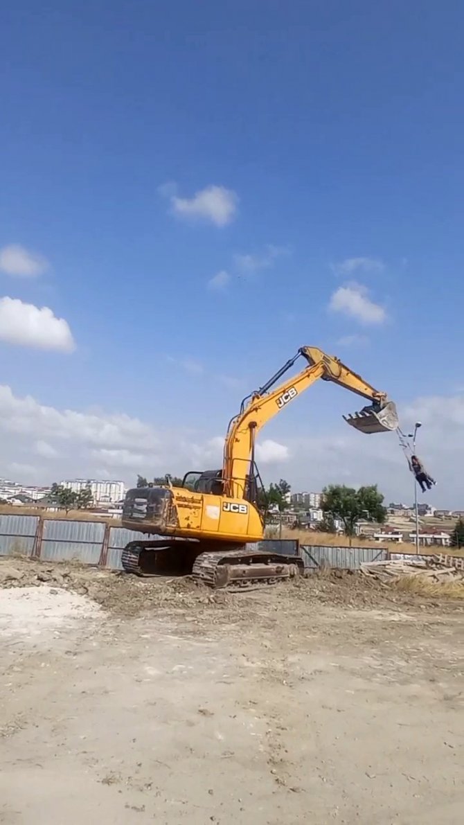 İ̇şçiler Kepçeyi Salıncak Yaptı, Doyasıya Eğlendi