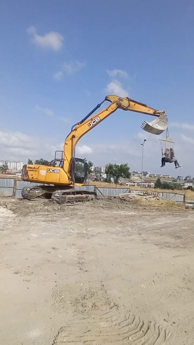 İ̇şçiler Kepçeyi Salıncak Yaptı, Doyasıya Eğlendi
