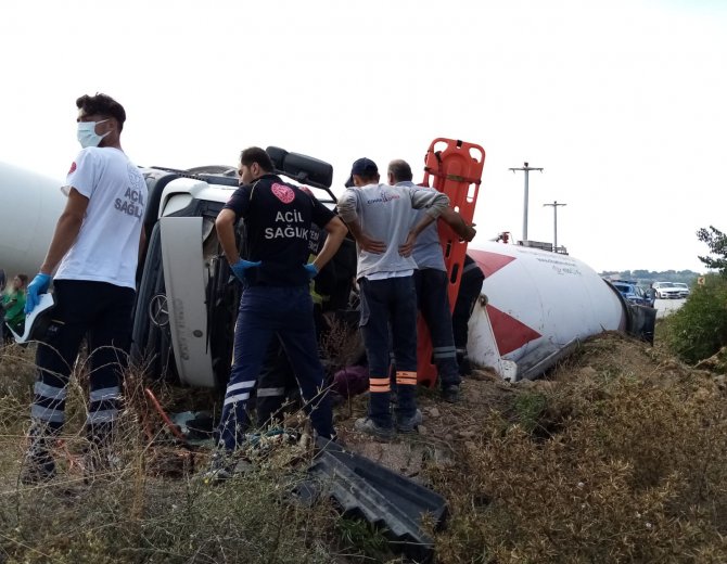 Devrilen Beton Mikserinde Sıkışan Sürücüyü İtfaiye Kurtardı