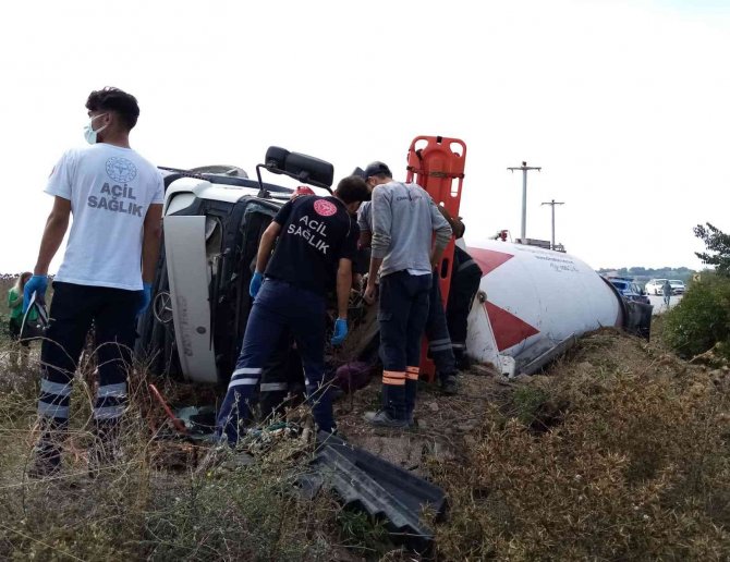 Devrilen Beton Mikserinde Sıkışan Sürücüyü İtfaiye Kurtardı