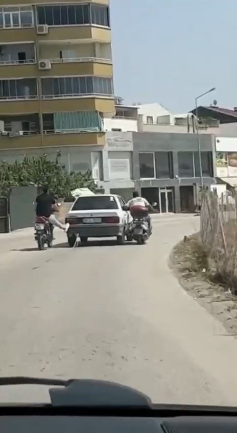 Bursa’da Motosiklet Sürücüleri Yolda Kalan Otomobili Ayaklarıyla İttiler