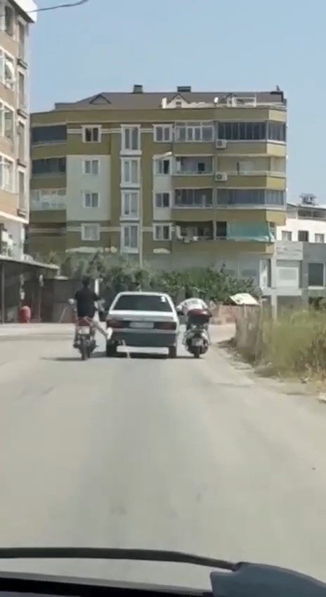 Bursa’da Motosiklet Sürücüleri Yolda Kalan Otomobili Ayaklarıyla İttiler