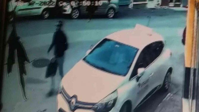 Otomobilden Çaldıkları Laptopu Sattılar, Güvenlik Kameralarından Kaçamadılar