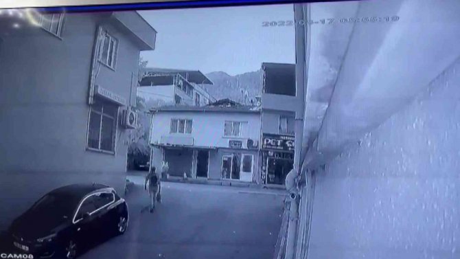 Otomobilden Çaldıkları Laptopu Sattılar, Güvenlik Kameralarından Kaçamadılar