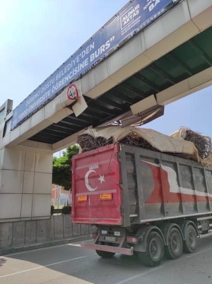 Bursa’da Yüksekliği Hesap Edemeyen Sürücüler Üst Geçit Ve Köprüye Çarptı
