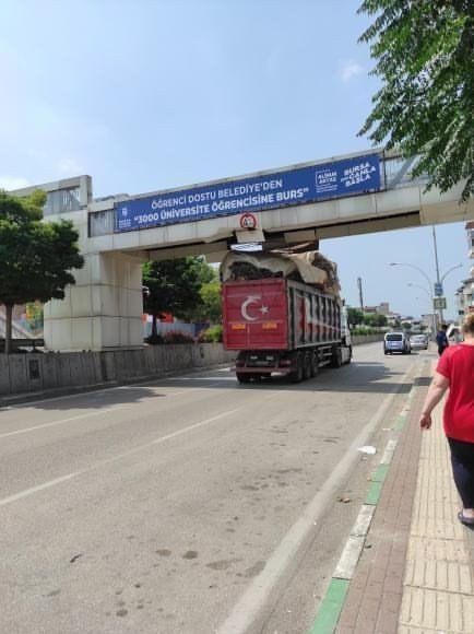 Bursa’da Yüksekliği Hesap Edemeyen Sürücüler Üst Geçit Ve Köprüye Çarptı