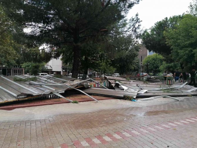 Çanakkale’de Fırtına Evin Çatısını Uçurdu