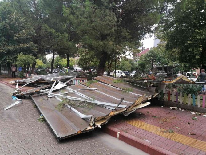 Çanakkale’de Fırtına Evin Çatısını Uçurdu