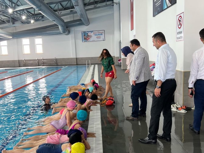 Çiçekdağı’nda Yarı Olimpik Havuzun İlk Yüzücüleri Çocuklar Oldu