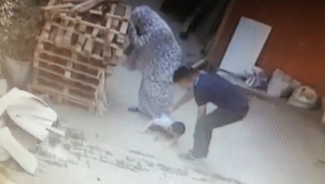 İ̇stanbul’da Dehşet Anları Kamerada: Balkondan Düşen Çocuğunu Kucağında Taşıdı