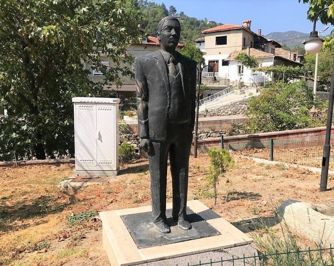 Buldan’ın Simge İsimleri Anısına Yapılan Büstlerin Bakımsız Hali Tepki Topluyor