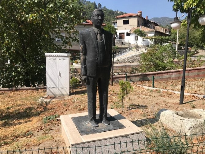 Buldan’ın Simge İsimleri Anısına Yapılan Büstlerin Bakımsız Hali Tepki Topluyor