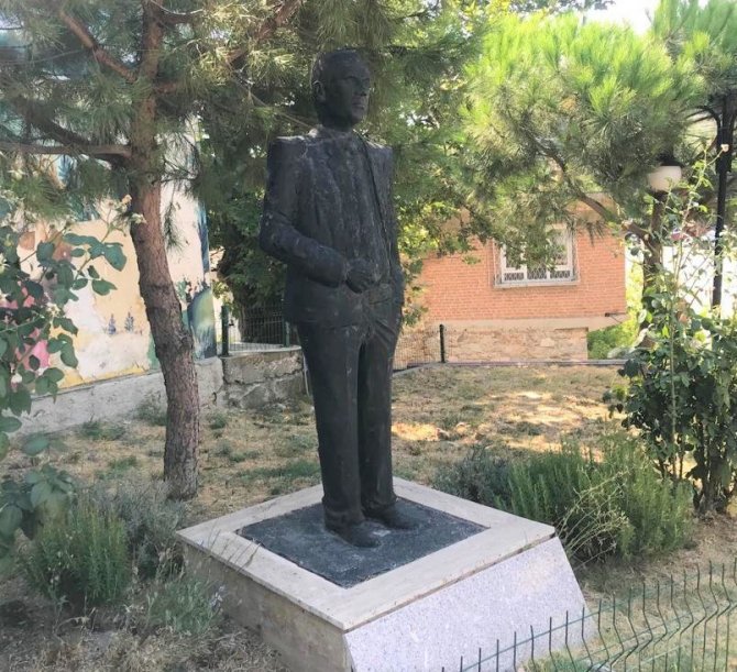Buldan’ın Simge İsimleri Anısına Yapılan Büstlerin Bakımsız Hali Tepki Topluyor