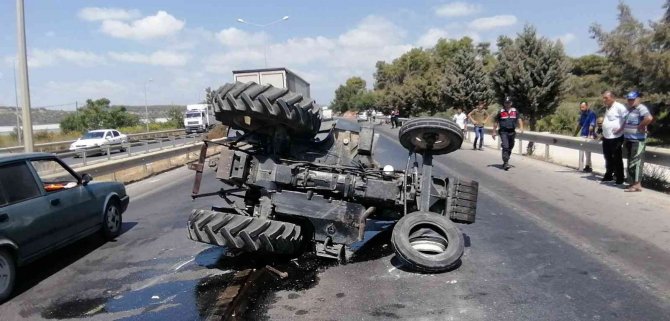 Traktörle Otomobil Çarpıştı: 4 Yaralı