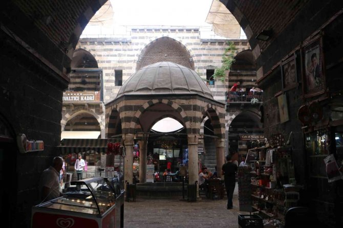 Diyarbakır’da Tarihi Handa Kitap Okuma Keyfi