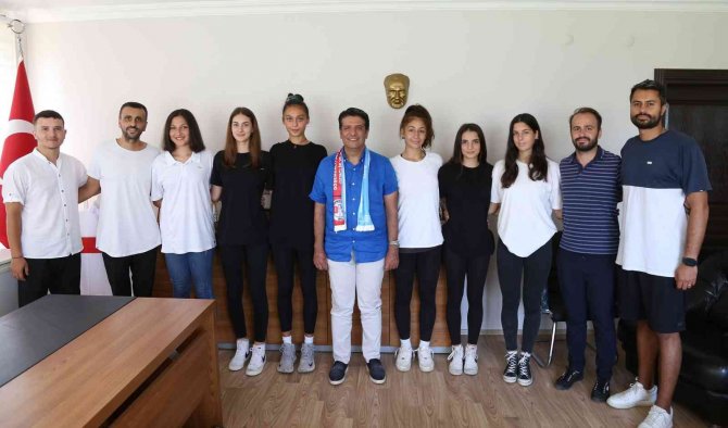 Başkan Turgay Genç, Voleybol Takımını Ağırladı