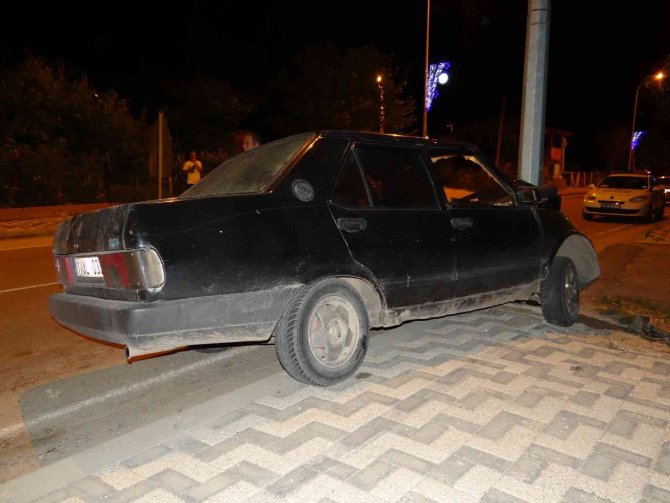 Dümdüz Yolda Aydınlatma Direğine Çarptı, Baba Oğul Yaralandı