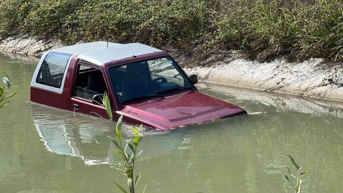 El Frenini Çekmeyi Unuttuğu Araç Sulama Kanalına Düştü