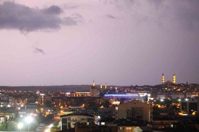 Edirne’de Şimşekler Gökyüzünü Aydınlattı